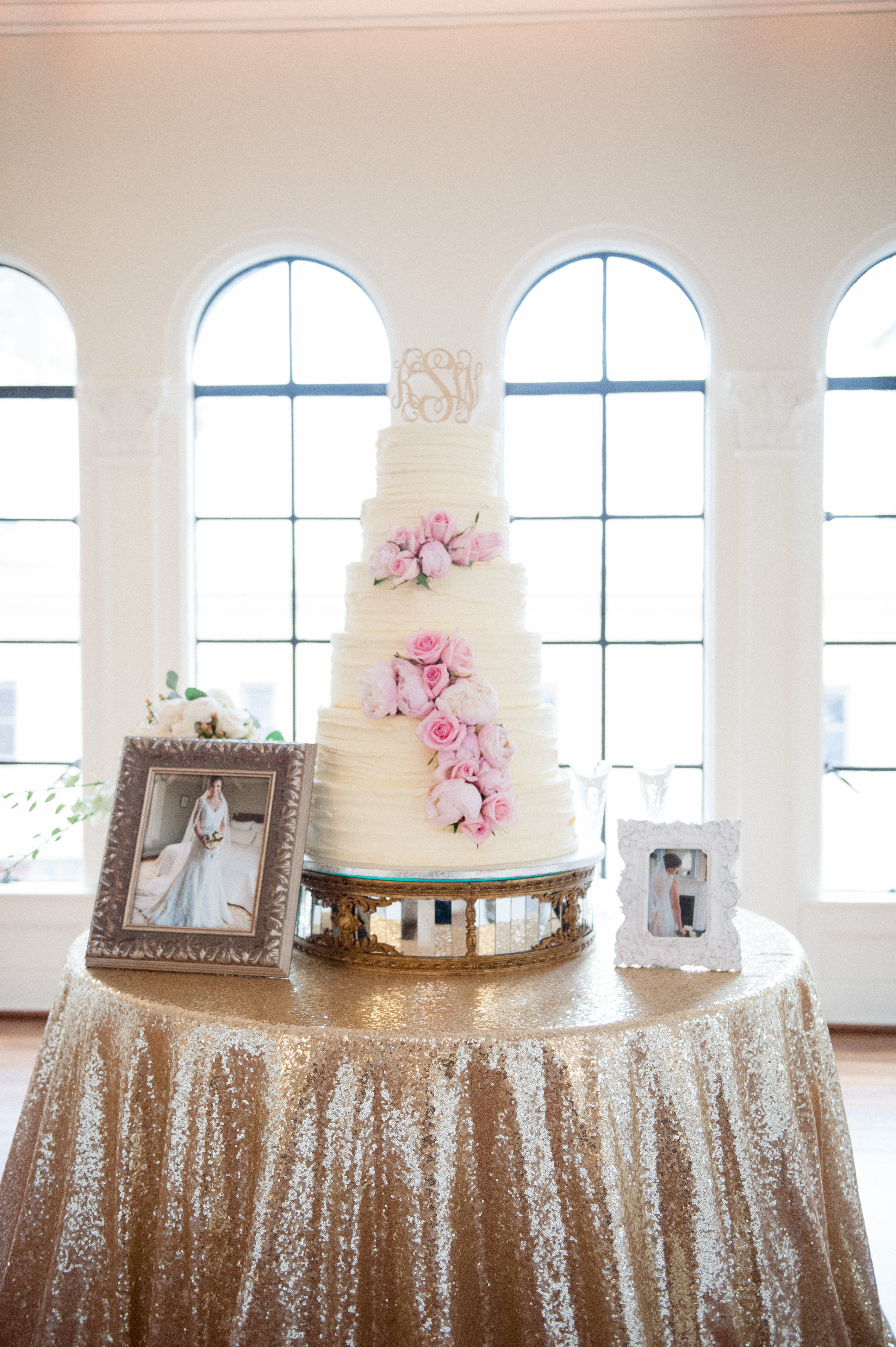 gold sequin cake table